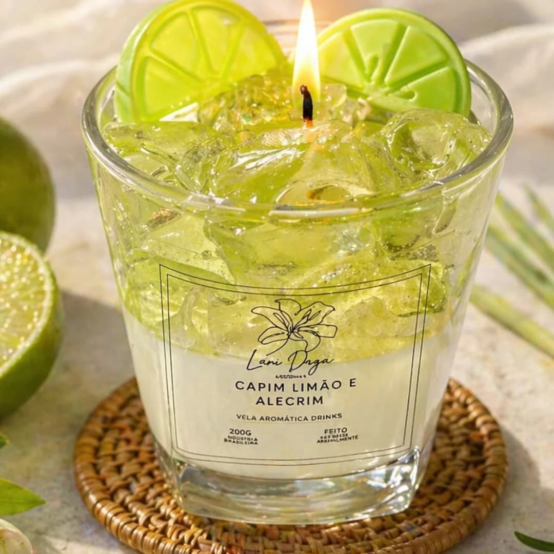 Vela Caipirinha: vela acesa em copo de vidro com rodelas de limão de cera