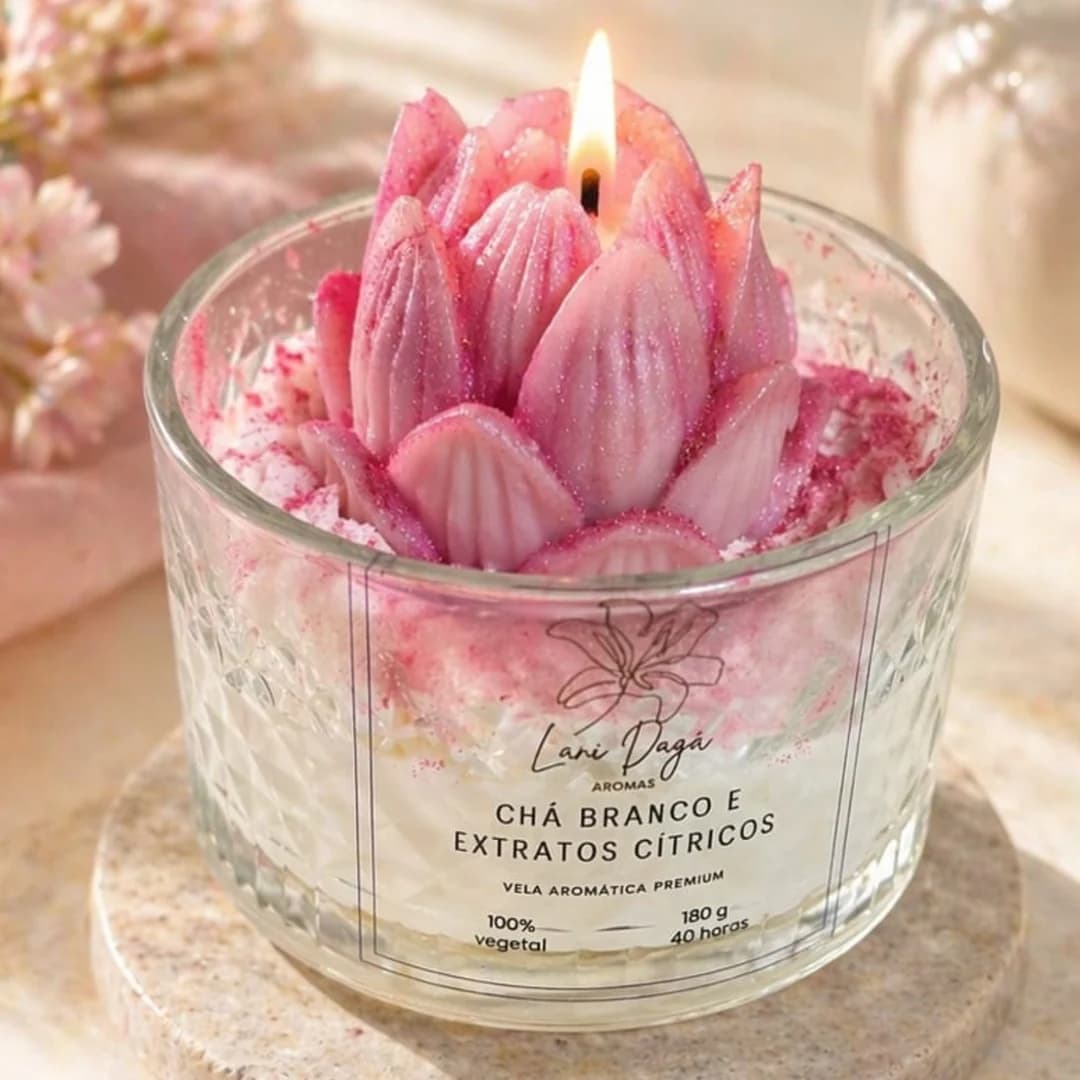 Vela Flor de Lótus: flor de lótus de cera rosa acesa, em pote de vidro circular
